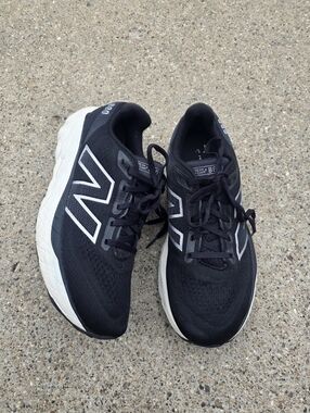 New Balance Fresh Foam Sneaker Women Size 9 . 2E